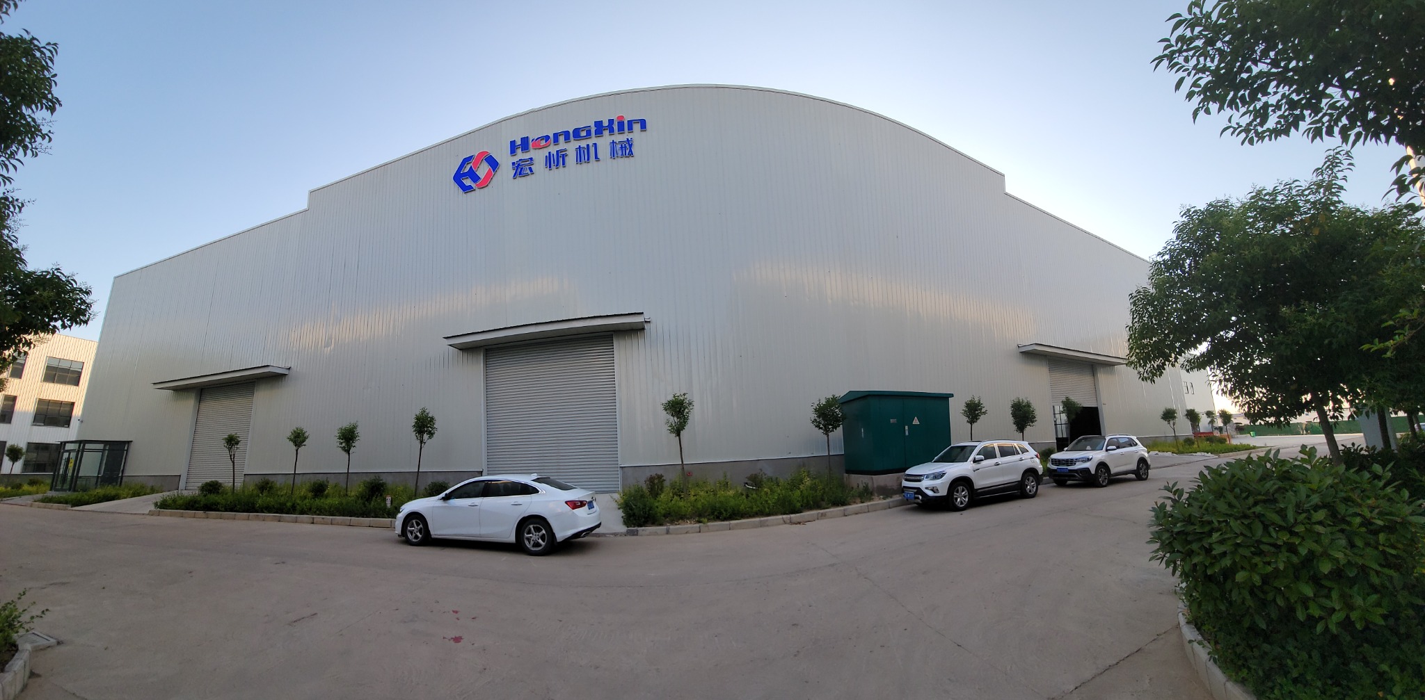 Hongxin Machinery factory exterior with company signage